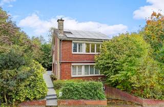 aangename villa ligt in een groene omgeving, met openbaar vervoer, nationale en internationale scholen in de buurt. Nabij winkels,...