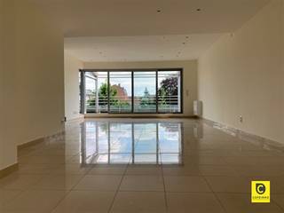 <p><span>Prachtig ruim appartement met een zonnig terras in het hart van Aartselaar</span></p><p><span>Dit hoogwaardige appartement bevindt zich in een kleinschalig gebouw met lift, midden in het gezellige dorp van Aartselaar.</span></p><p><span>Indeling:</span></p><p><span>Inkomhal</span><span><br />Het appartement ligt op de 2de verdieping en is rechtstreeks bereikbaar met de lift. Er is een videofoon aanwezig voor extra veiligheid.</span></p><p><span>Leefruimte, keuken & terras</span><span><br />De zeer ruime en lichte woonkamer (ca. 60 m²) biedt toegang tot een indrukwekkend terras van ca. 50 m². De gesloten keuken is volledig uitgerust met moderne toestellen en beschikt over een handige berging.</span></p><p><span>Slaapkamers & badkamers</span></p><ul><li><span>De grote slaapkamer geeft rechtstreeks toegang tot het terras en de dressing, voorzien van ingemaakte kasten. </span></li><li><span>De badkamer is uitgerust met bad, douche, lavabomeubel en toilet. </span></li><li><span>De tweede slaapkamer heeft een aparte douchekamer. </span></li></ul><p><span>Zolder</span><span><br />Een ruime zolder is bereikbaar via een vaste trap, ideaal als extra bergruimte of hobbyruimte.</span></p><p><span>Autostaanplaatsen</span><span><br />Twee ondergrondse autostaanplaatsen zijn inbegrepen in de huurprijs.</span></p><p><span>Extra troeven:</span></p><ul><li><span>Kwalitatieve afwerking </span></li><li><span>Ruim, licht en open appartement </span></li><li><span>Prachtig terras </span></li><li><span>Zeer vlotte bereikbaarheid </span></li><li><span>2 ruime slaapkamers </span></li><li><span>Lift aanwezig </span></li><li><span>80 algemene onkosten </span></li><li><span>2 autostaanplaatsen inbegrepen </span></li></ul><p><span>Mis deze unieke kans niet!</span></p>