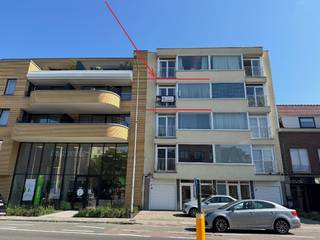 ✨ Te Renoveren Appartement met 2 Slaapkamers op Toplocatie! ✨<br /><br />Grijp uw kans met dit uitstekend gelegen appartement (80 m²) boordevol potentieel! Perfect voor wie op zoek is naar een solide basis om volledig naar eigen smaak in te richten. Dankzij de recente, belangrijke vernieuwingen zoals nieuwe ramen en een moderne verwarmingsketel, is de meest kostelijke en structurele basis al gelegd.<br /><br />Indeling en Troeven in een oogopslag:<br /><br />🏠 Ruime &amp; Lichtrijke Leefruimte: Een prachtige open ruimte die baadt in het licht en wacht op uw persoonlijke touch.<br />🍳 Aparte Keuken: Mogelijkheid om deze open te maken en te integreren met de leefruimte voor een modern, open gevoel.<br />🛏️ Twee Slaapkamers: Twee volwaardige kamers, ideaal voor een gezin, als logeerkamer of als bureau.<br />☀️ Balkon: Geniet van een buitenruimte, rechtstreeks toegankelijk vanuit een van de slaapkamers.<br />🚽 Apart Toilet: Praktisch en comfortabel.<br />🛁 Badkamer: In te richten volgens uw wensen.<br />🚪 Centrale Inkomhal: Geeft toegang tot alle vertrekken en zorgt voor een vlotte doorstroming.<br /><br />Extra Voordelen:<br />📦 Private Kelder: Een droge kelder van 6 m² op verdieping -1, perfect voor extra opslag.<br />🚲 Gemeenschappelijke Fietsenberging: Een ruime, gemeenschappelijke kelder die momenteel dienstdoet als handige fietsenstalling.<br />🚗 Ruime Garage: Een zeer ruime garage (ca. 30 m²) op het gelijkvloers, gedeeld met één buur en voorzien van een gezamenlijke elektrische poort.<br /><br />Recente Vernieuwingen:<br />Dit appartement is al voorzien van cruciale en kostenefficiënte upgrades:<br />✅ Nieuwe PVC Ramen: Overal voorzien van hoogwaardige nieuwe ramen met dubbele beglazing.<br />🔥 Nieuwe Condensatieketel - Merk De Dietrich : Een recente, energiezuinige aardgasbrander, wat resulteert in een uitstekende EPC-score.<br /><br />Wettelijke Informatie &amp; Scores:<br /><br />EPC: 106 kWh/m² (Label B) - Uitzonderlijk energiezuinig! 🌿<br />Waterinfo: Perceelscore A, Gebouwscore A - Gegarandeerd geen overstromingsgevaar.💧<br />Asbest: Asbestveilig !! <br />Elektriciteit: Keuringsattest in aanvraag.<br />Stedenbouw: Vergunning uitgereikt, Woongebied, geen bouwovertredingen of voorkooprecht.<br />Erfgoed: Niet beschermd of geïnventariseerd.<br />Syndicuskosten: Geen grote kosten gepland.<br />Renovatieplicht : NEEN<br /><br />Renovatieplannen? Profiteer van Premies!<br />Droomt u al van de verbouwing? De Vlaamse overheid helpt u graag op weg met de "Mijn VerbouwPremie" en "Mijn VerbouwLening". Ontdek alle mogelijkheden in de folder voor 2025:<br />🔗 Bekijk hier de folder van Mijn VerbouwPremie en Lening 2025 -  https://drive.google.com/file/d/1Y_jHXriXwu3FwSefpEJH5i_dT059LV03/view?usp=sharing<br /><br />Dit appartement is een zeldzame vondst: een uitstekend gelegen en verzorgde basis die u de vrijheid geeft om uw droomwoning te creëren. De belangrijkste investeringen zijn al gedaan! Wacht niet langer en plan vandaag nog uw bezoek om het volledige potentieel van dit pand te ontdekken ... 056/705262 optie verkoop<br /><br />PS : De foto's zijn genomen met een breedbeeldcamera, met als doel de volledige ruimte op 1 foto's te kunnen weergeven, de ruimte kan hierdoor in werkelijkheid wel iets kleiner tonen.