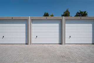 De afbeelding van de garages is een voorbeeld.