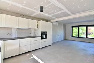 *** wordt volledig instapklaar afgewerkt ***In de Hovenierstraat bevindt zich deze prachtige woning die van kop tot teen een totale renovatie heeft...
