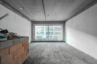 Appartement récemment construit à vendre dans un emplacement stratégique au 12 rue J. Van Hinsberghstraat à Middelkerke, à proximité immédiate des commerces, des transports en commun et du front de mer. Vous êtes totalement libre de choisir les matériaux et les finitions en fonction de vos goûts et de votre choix pour un résultat personnalisé. En outre, l'achat est possible au taux de TVA avantageux de 6 % si vous remplissez les conditions spécifiées.Disposition :au rez-de-chaussée ;- toilettes séparées- 2 salles de bain avec douche à l'italienne et lavabo- 3 chambres - 2 portes intérieures- rangementau premier étage :- hall d'entrée- salon avec cuisine ouverte - rangement- toilettes séparées avec lave-mains- terrasse Avantages :- possibilité d'achat à 6 % de TVA- liberté de choix des matériaux et des finitions- emplacement idéalIntéressé par cet appartement duplex neuf de 3 chambres ? N'hésitez pas à nous contacter pour plus d'informations ou pour une visite !