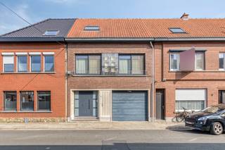 In het hart van Kruibeke vinden we deze ruime en verzorgde woning, ideaal voor wie op zoek is naar veel leefruimte en een praktische indeling.<br />Bij het binnenkomen word je verwelkomd in de ruime inkomhal, die toegang geeft tot de gezellige <strong>leefruimte met gashaard</strong>.<br />Aansluitend vind je de keuken en een veranda, van waaruit je een mooi zicht hebt op de tuin.<br /><br />De woning beschikt over <strong>vier slaapkamers </strong>op de eerste verdieping en een badkamer uitgerust met lavabo en inloopdouche.<br />Via de uittrektrap bereik je de zolderverdieping, waar nog<strong> </strong>een <strong>extra slaapkamer en bergruimte </strong>is ondergebracht.<br /><br />Bovendien is er een garage met<strong> elektrische poort</strong>, die extra comfort en veiligheid biedt en een kelder.<br />Achteraan geniet je van een onderhouden tuin, ideaal voor wie houdt van rust en buitenruimte.<br />Troeven:
<ul>
	<li>Maar liefst 5 slaapkamers, ideaal voor grote gezinnen of wie ruimte zoekt</li>
	<li>Gezellige leefruimte met gashaard</li>
	<li>Garage met automatische poort</li>
	<li>Onderhouden tuin</li>
	<li>Centrale ligging in Kruibeke, vlakbij winkels, scholen en openbaar vervoer</li>
</ul>
Ben je op zoek naar een ruime woning met veel mogelijkheden in Kruibeke? Dan is dit pand zeker een bezoek waard!<br />Ben je ook van plan jouw eigendom te verkopen? Maak een afspraak voor een gratis schatting, wij maken er samen een succesverhaal van.