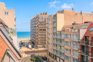 Het appartement is gelegen op de vijfde verdieping van de goed onderhouden residentie Beach Palace, gelegen aan de Leopoldlaan en de Zeedijk. Het lichtrijk en zonnig appartement is zeer mooi onderhouden. Binnenkomen doet u in de ruime en lichtrijke woonkamer met toegang tot het ruime zuidgericht terras met zijdelings zeezicht. Via de geinstalleerde keuken kan u het terras aan de achterzijde betreden waarop u geniet van de ochtendzon. De slaapkamer heeft extra kastruime en de badkamer is voorzien van lavabo, douche en toilet. Er is ook een berging met aansluiting van een wasmachine en droogkast. Indeling: - Lichtrijke leefruimte met toegang tot terras met middagzon - Geinstalleerde keuken met toegang tot terras met ochtendzon- Berging met aansluiting wasmachine en droogkast- Slaapkamer- BadkamerTroeven: - Zeer mooi onderhouden- Instapklaar appartement- Mooie gevelbreedte- Zijdelings zeezicht- Centrale locatie aan de Zeedijk en Leopoldlaan- Ruime terrassen- Gemeenschappelijk afvallokaal - Gemeenschappelijke fietsenberging - Verkoeling via de airco in het appartementInteresse in dit lichtrijk appartement met zijdelings zeezicht en zongerichte terrassen? Neem vandaag nog contact op voor een bezichtiging!Bestuursmaatregelen in het maatregelenregister: nee