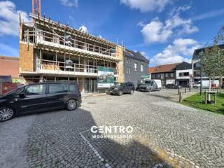 Welkom in Residentie 'de Witte Lelie', een hedendaags nieuwbouwproject bestaande uit onder andere 13 appartementen, waar PRACHTIGE ARCHITECTUUR en energiezuinig wooncomfort samengaan met de PERFECTE ligging en voldoende RUIMTE op wandelafstand van allerhande winkels en het openbaar vervoer! Dankzij de goeie oriëntatie kunt u hier zalig GENIETEN van een ZUIDgericht terras in een mooie omgeving waar elke koper één of meerdere garageboxen kan aankopen!<br /><br /><strong>INDELING:<br /><u><em>Eerste verdieping:</em></u></strong><br />Inkomhal - ruime living met bureelhoek - volledig ingerichte open keuken (kan nog naar eigen smaak afgewerkt worden) - aanpalend een ruim ZUIDgericht zonneterras - berging/wasplaats - afzonderlijk hangtoilet (met handwasbakje) - volledig ingerichte badkamer (O.a. met dubbel lavabomeubel en douche) - slaapkamer 1 - slaapkamer 2.<br /><br /><u><strong>Opmerkingen:</strong></u><br />- TOParchitectuur!<br />- RUIM appartement: Circa 120m2 bewoonbare oppervlakte!<br />- 6% btw mogelijk (ipv 21% btw)!<br />- Zeer ENERGIEZUINIG: Verwarming via geothermie en zonnepanelen aanwezig!<br />- KWALITATIEVE afwerking: Vloerverwarming, zonnepanelen, kwalitatieve keuken en badkamer, aluminium ramen...<br />- Passieve KOELING aanwezig!<br />- TOPligging: Op wandelafstand van bakker, slager, supermarkt, bank, apotheek, bushalte...<br />- Gemeenschappelijke fietsenberging op het gelijkvloers.<br />- Mogelijkheid tot het aankopen van meerdere GARAGEBOXEN per appartement!<br />- Keuze van afwerking vloeren, keuken, badkamer en deuren!<br /><br />Het spreekt voor zich dat deze residentie PERFECT gelegen is. De architect en de bouwheer hebben bewust gekozen voor voldoende RUIME appartementen met veel WOONCOMFORT met een KWALITATIEVE afwerking, waar elk appartement beschikt over 2 of 3 slaapkamers. Dit project is werkelijk een investering in uw toekomst aangezien u ENERGIEZUINIG (verwarming via geothermie / zonnepanelen) kunt leven. Kortom, een project met zeer veel TROEVEN, aangezien dit project bovendien ook in aanmerking komt voor 6% btw (ipv 21% btw), ook voor INVESTEERDERS!<br /><br />Contacteer CENTRO Vastgoed voor meer informatie over de beschikbare appartementen en het inzien van de bouwplannen van dit unieke nieuwbouwproject: 050/70.01.02 - info@centro.be