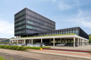 Welkom in de Kleinhoefstraat 11-15 te Geel!Op een strategische en vlot bereikbare locatie bieden wij deze exclusieve nieuwbouw kantoorruimte aan met een oppervlakte van ca. 457 m². Het betreft een luxueus afgewerkte kantooromgeving die nog nooit in gebruik werd genomen en dus volledig instapklaar is voor uw onderneming.De kantoren bevinden zich op de eerste verdieping en omvatten eveneens circulatieruimtes en een polyvalente ruimte, wat zorgt voor een aangename en efficiënte werkomgeving. Dankzij de hoogwaardige afwerking, moderne architectuur en overvloedige lichtinval straalt dit pand professionaliteit en comfort uit.De ligging in Geel vormt een absolute meerwaarde. Dankzij de nabijheid van belangrijke invalswegen en de goede verbinding met omliggende gemeenten en de E313 is het pand uitstekend bereikbaar voor zowel medewerkers als klanten.Troeven:Nieuwbouw kantoorruimteNog nooit gebruiktLuxueuze en moderne afwerkingOppervlakte van ca. 457 m²Inclusief circulatie- en polyvalente ruimteStrategische ligging nabij belangrijke verbindingswegenRuime parkeermogelijkhedenMogelijkheid tot laadpalen voor elektrische voertuigenProfessionele uitstraling met hoog comfortniveauFinanciële info:Huurprijs: €150/m²/jaarNiet-overdekte parking: €700/plaats/jaar excl. btwOverdekte parking: €800/plaats/jaar excl. btwLaadpalen: supplement van €600/laadplaats excl. btwProvisionele kosten: €25/m²/jaarEen unieke opportuniteit voor bedrijven die op zoek zijn naar een representatieve en hoogwaardige kantoorlocatie in het hart van de Kempen.