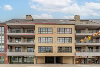 Prachtig en lichtrijk appartement van 128 m² pal in het centrum van Mol
Op een uitstekende en centrale ligging, pal in het centrum van Mol, vinden we dit bijzonder ruime en lichtrijke appartement van maar liefst 128 m².
Winkels, horeca, diensten en andere voorzieningen bevinden zich op wandelafstand.
Het appartement is gelegen op de derde verdieping en biedt een aangename combinatie van ruimte, licht en comfort. De ruime leefruimte is afgewerkt met een mooie parketvloer en geniet dankzij de grote raampartijen van veel natuurlijk licht.
Het appartement beschikt over één ruime slaapkamer met aansluitende dressing. De badkamer is uitgerust met zowel een douche als een ligbad.
Tevens is het appartement voorzien van een airco op de slaapkamer en in de leefruimte.
Ook buitenruimte ontbreekt niet: het appartement beschikt over twee terrassen, één aan de voorzijde en één aan de achterzijde.
Als extra praktische troeven zijn er een garagebox en een ondergrondse berging aanwezig. Deze zin verplicht aan te kopen aan €25.000.
Een uitzonderlijk ruim en lichtrijk appartement op een topligging in het centrum van Mol, waar comfort, ruimte en een centrale ligging perfect samenkomen.