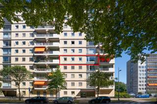 [[ DIT PAND NEEMT DEEL AAN DE ERA OPEN HUIZEN DAG OP 6/12 VAN 14:30 TOT 15:30 ]]
Ben je op zoek naar een slimme investering of een eigen stek met veel potentieel ?<br />Lees hier dan zeker even verder !
<p><u>4deV:</u> Via de hal (8m²) kan u allereerst de praktische inbouwkasten vinden. Perfect om uw jassen, schoenen en huishoudspullen in op te bergen. Dit appartement heeft 2 slaapkamers van 13m² en 7m². De badkamer (5m²) heeft een ligbad met douche functie, lavabo en meer dan genoeg plaats om u klaar te maken voor een avondje uit. Verder is er ook nog een aparte wc. Laat u verbazen door de ruime en vooral lichtrijke leefruimte (24m²) met zicht op het mooie groen, waar u het grote raam volledig kan open draaien. De verzorgde keuken (7m²) werd voorzien van een nieuw, elektrisch fornuis, een nieuwe koelkast en een nieuwe dampkap. Overname van de meubels kan u zelf beslissen of u dit al dan niet wenst te doen! </p>

<p>Achteraan het gebouw kan u mee genieten op het gemeenschappelijk terras. <br />De staanplaats kan u mee aankopen voor € 25.000 <br /><br />Interesse? Boek dan nu uw bezichtiging in bij uw makelaar ! </p>