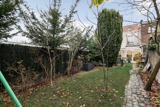 <p>Gelegen in een aangename woonwijk die eveneens bekend staat om haar gezinsvriendelijk karakter door toedoen van de centrale ligging, ontdek je deze woning die in 2020 met een oog voor detail en modern comfort werd vernieuwd.</p>
<p>Naast een tijdloze en strakke look, biedt dit huis nog tal van andere troeven! Van een mooie bewoonbare oppervlakte, een ruime garage en niet te vergeten een bijzonder gezellige tuin. Het betegelde terras nodigt uit om heerlijk te ontspannen terwijl het groene gras een ideale speelplek vormt voor de kinderen. Via de inkomhal betreed je de riante leefruimte met als blikvanger de trendy open keuken, praktisch voorzien van een kookeiland. Verder vind je op het gelijkvloers nog een stijlvolle badkamer die knap werd afgewerkt met verfijnde, zwarte details. De statige trap leid je naar de bovenliggende verdiepingen, waar maar liefst 4 ruime slaapkamers op je wachten. Twee daarvan genieten bovendien van extra luxe dankzij de ensuite badkamers, wat het ultieme hotelgevoel oproept.</p>
<p>Dit is een opportuniteit die je niet wil missen, plan dus snel een bezoek in!</p>
<p><strong>Technische gegevens:</strong> Tuinhuis aanwezig! De garage heeft een handige voertuiginspectieput (smeerput). Centrale verwarming op gas via een condenserende ketel, geïsoleerde vloeren, voornamelijk HR-beglazing in PVC.</p>
<p><strong>Stedenbouwkundige inlichtingen en bodemattest aanwezig. Asbestveilig (maar mogelijk niet asbestvrij). Bevindt zich niet in een risicozone voor overstromingen (P- en G-score A). Renovatieverplichting niet van toepassing.</strong></p>