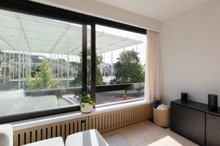 Wonen op een toplocatie met zicht op het Theaterplein, omringd door gezellige koffie- en ontbijtbars, exclusieve winkels en een bruisend cultureel aanbod? Begin de dag met een ontbijt bij Barnini, geniet van een heerlijke lunch bij Nectar of trek eropuit voor een dagje shoppen. Why choose to lose when you can have it all? <br /><br />Dit volledig gemeubelde appartement, gelegen op de tweede verdieping van residentie 'Antigoon 2', biedt het beste van stadswonen. Het werd met oog voor detail gerenoveerd en smaakvol ingericht, waardoor het de ideale uitvalsbasis vormt in het hart van de stad.<br /><br />Via de inkomhal met gastentoilet betreedt u de lichtrijke leefruimte met aangename eetkamer. De gezellige zithoek, voorzien van een chaise longue, een stijlvolle mortex salontafel en een tv-meubel, nodigt uit om volledig tot rust te komen.<br />De volledig uitgeruste keuken vormt het kloppende hart van het appartement en beschikt over een koelkast, diepvriezer, inductiekookplaat, vaatwasser en combi-oven.<br /><br />Verder beschikt het appartement over een ruime slaapkamer met een comfortabel tweepersoonsbed en een ingebouwde kleerkast.<br />De stijlvolle badkamer is uitgerust met een inloopdouche en een moderne wastafel. Daarnaast zijn de wasmachine en droogkast discreet weggewerkt in een praktische ingemaakte kast.<br /><br />Ook aan praktisch comfort is gedacht: onder het gebouw bevindt zich een publieke parkeergarage waar de mogelijkheid bestaat om een parkeerabonnement af te sluiten.