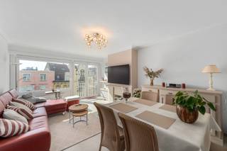 Op de geliefde Graaf Jansdijk, op slechts een steenworp van de zee, vinden we dit volledig vernieuwde appartement waar comfort, kwaliteit en een uitstekende ligging perfect samenkomen. De Pier, het centrum en het Casino van Blankenberge bevinden zich allemaal op wandelafstand.

Het appartement werd volledig gerenoveerd met oog voor detail en afgewerkt met kwalitatieve materialen. Dankzij de zuidelijke oriëntatie geniet je doorheen de dag van heel veel natuurlijk licht. Bovendien werden alle ramen vernieuwd en extra geïsoleerd, wat bijdraagt aan het hedendaagse comfort.

De stijlvolle, volledig vernieuwde keuken vormt een echte blikvanger en werd uitgerust met hoogwaardige materialen en kwalitatieve toestellen. Vanuit de keuken heb je bovendien een aangenaam zicht op de leefruimte, waardoor beide ruimtes mooi met elkaar verbonden zijn.

Aan de achterzijde bevinden zich twee ruime, volwaardige slaapkamers. Verder beschikt het appartement over een verzorgde badkamer met douchecabine en aansluitingen voor wasmachine en droogkast, evenals een afzonderlijk toilet. In de kelderverdieping van het gebouw is er ook nog een privatieve berging.

Dankzij de combinatie van de uitstekende ligging, de hoogwaardige renovatie en de zonnige oriëntatie is dit appartement een ideale uitvalsbasis aan zee, zowel als tweede verblijf als vakantieappartement.

👉 Aarzel niet en contacteer Jens via jens@keyimmo.be of 0496 41 55 77 en ontdek deze kans in Blankenberge