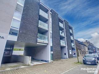 Ruime en goedgelegen kantoorruimte in het commercieel centrum van Oostkamp.<br /><br />Deze ruime handelsruimte geniet van volgende indeling:<br /><br />Een ruime inkom, een balie met plaats voor één à twee werknemers, een vergaderruimte met voldoende lichtinval (voorzien van privacy stickers).<br /><br />Daarnaast is een ruime bureauruimte - aanwezig waar er op heden burelen voorzien zijn voor twee werknemers en een kleine keukenruimte.<br /><br />Bij de kantoorruimte hoort nog een ruime kelderberging die toegankelijk is vanuit de kantoorruimte.<br /><br />Alle inrichting is eigendom van de huidige huurder en overname hiervan is bespreekbaar.<br /><br />De totale oppervlakte van de handelsruimte bedraagt +/- 124m²<br /><br />Alle wanden zijn perfect weg neembaar, waardoor één grote ruimte gecreëerd kan worden. <br /><br />Meer info op kantoor.