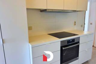 Verzorgd appartement met 3 slaapkamers op een uitstekende ligging nabij het centrum van Brugge. Dit ruime appartement werd recent opgefrist en biedt een aangename woonomgeving dankzij de grote raampartijen en overvloedige lichtinval. De indeling omvat een inkomhal, een ruime leefruimte met parketvloer, een nieuw ingerichte keuken, een berging, een volledig vernieuwde badkamer met inloopdouche en lavabomeubel, evenals een apart toilet. Daarnaast beschikt het appartement over drie volwaardige slaapkamers.<br /><br />In de huurprijs zijn een autostaanplaats (nr. 13) en twee kelderbergingen inbegrepen. Voor de gemeenschappelijke kosten, het verbruik van verwarming en water wordt een provisie van € 200 per maand aangerekend.<br /><br />EPC: 104 kWh/m² jaar – energielabel B.<br /><br />Plan eenvoudig uw bezoek online via www.delbecque.immo.