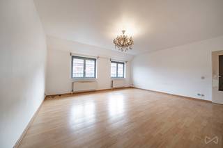 In de onmiddellijke nabijheid van Tour & Taxis ontdekt u dit mooie appartement, gelegen op de 4e en bovenste verdieping van een gebouw uit de jaren 90. Het appartement beschikt over een bewoonbare oppervlakte van ±105 m² en biedt aangename ruimtes en een functionele indeling. Het bestaat uit een inkomhal met een afzonderlijk toilet, een uitgeruste keuken, een ruime leefruimte, een nachthal die toegang geeft tot drie slaapkamers, een badkamer en een tweede toilet, evenals een kelder. Individuele gasverwarming. De ligging is een echte troef: vlak naast de emblematische site van Tour & Taxis geniet u van een wijk in volle ontwikkeling, met winkels, restaurants, groene ruimtes en talrijke stadsontwikkelingsprojecten, terwijl u zich toch op korte afstand van het centrum van Brussel bevindt. Een ideale ligging om optimaal te genieten van het Brusselse stadsleven, met een vlotte toegang tot het openbaar vervoer en de belangrijkste verkeersassen. EPC: E.