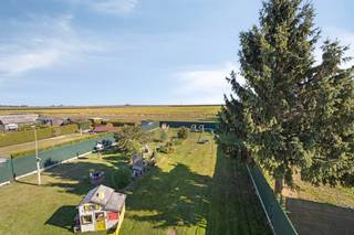 <p><br />In de rustige Jonker Janlaan in Attenhoven bevindt zich deze ruime woning op een perceel van 10a 08ca. Met een bewoonbare oppervlakte van circa 123 m² en alle belangrijke woonfuncties op het gelijkvloers, combineert deze woning praktisch comfort met een aangename landelijke ligging.<br />De woning werd doorheen de jaren op verschillende vlakken aangepakt. Zo werd er onder meer isolatie in de muren voorzien en beschikt het pand over een zeer recente stookolieketel, aangevuld met airconditioning. Ook de keuken werd recent vernieuwd.<br /><br />De indeling omvat een ruime leefruimte, een moderne keuken, drie slaapkamers, een badkamer en een apart toilet.<br />Een belangrijke troef is de ruime kelderverdieping die rechtstreeks aansluit op de garage. Boodschappen, fietsen of grotere spullen kunnen daardoor meteen praktisch opgeborgen worden, zonder dat u hiervoor door de woning hoeft.<br /><br />Achteraan geniet u van een mooie groene tuin met veel privacy. Via de achterzijde krijgt u bovendien een open zicht over de omliggende velden, wat het landelijke karakter van de woning extra benadrukt.<br /><br />De ligging is bijzonder praktisch: het centrum en station van Landen zijn snel bereikbaar, waardoor u vlot kan pendelen naar grotere steden. Ook Sint-Truiden bevindt zich op korte afstand.<br />Een interessante woning voor wie op zoek is naar ruimte, comfort en een rustige ligging, zonder in te boeten aan bereikbaarheid.<br /><br />Interesse? Neem gerust contact met ons op voor meer informatie of een bezoek ter plaatse.</p>