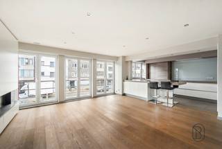 Te koop: Centraal gelegen handelspand met duplex appartement<br /><br />In het centrum van Deinze bevindt zich deze instapklare eigendom bestaande uit een handelspand met daarboven een duplex appartement.<br /><br />Wat maakt dit pand uniek?<br />De handelsruimte op het gelijkvloers is volledig ingericht met ingemaakte kasten en een toonbank en leent zich perfect voor diverse activiteiten zoals kantoor, showroom, traiteur of handelszaak. Boven bevindt zich het duplex appartement. Indeling: lichtrijke leefruimte, open keuken, gastentoilet, drie volwaardige slaapkamers, dressing en badkamer. Bovendien is er ook nog een ruim terras aanwezig. <br /><br />Voor wie is dit ideaal?<br />Ideaal voor zelfstandigen, vrije beroepen of investeerders die op zoek zijn naar een veelzijdige eigendom met commerciële mogelijkheden en comfortabele woonruimte.<br /><br />Te koop via Immo Beguin, jouw vastgoedexpert sinds 2009, met kantoren in Ronse, Waregem, Kortrijk, Deinze, Doornik en Lessines.