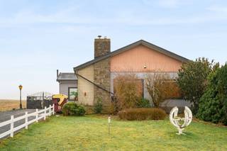 <p><strong>Te koop: prachtig gelegen bungalow met loods en open zicht</strong><br /><br />Op een prachtige ligging met weidse vergezichten bevindt zich deze <strong>gelijkvloerse bungalow</strong> met <strong>oprit</strong>, <strong>ruime tuin</strong> en <strong>loods</strong>.<br /><br />Wat maakt dit pand uniek?<br />De woning omvat een <strong>inkomhal</strong>, een <strong>leefruimte</strong>, <strong>keuken</strong>, <strong>berging</strong>, <strong>badkamer</strong> en maar liefst <strong>vier slaapkamers</strong>. Daarnaast is er een grote <strong>loods</strong> van 105 m², aangevuld met een<strong> ruime parking en oprit</strong>, wat tal van mogelijkheden biedt voor opslag, hobby of professionele activiteit (onder voorbehoud van bestemming).<br /><br />De eigendom beschikt over <strong>zonnepanelen</strong>, centrale verwarming op pellets, overal LED-verlichting, een <strong>regenwaterput</strong> van 12.000 liter en digitale meters voor water en elektriciteit.<br /><br />Buiten geniet je van een <strong>grote tuin</strong> en vooral van het unieke <strong>open uitzicht.</strong><br /><br />Voor wie is dit ideaal?<br />Perfect voor renovatiezoekers, ruimtezoekers of wie droomt van een woning met loods en buitenruimte op een uitzonderlijke locatie met panoramisch zicht.<br /><br />Te koop via Immo Beguin, jouw vastgoedexpert sinds 2009, met kantoren in Ronse, Waregem, Kortrijk, Deinze, Doornik en Lessines.<br />Bezoek na afspraak via: caroline@immobeguin.be</p>