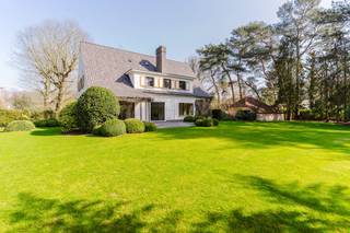 SituationSituée au calme dans la Bosstraat à Sint Martens Latem, à proximité du centre-ville et du Royal Latem Golf Club.AgencementCette maison...