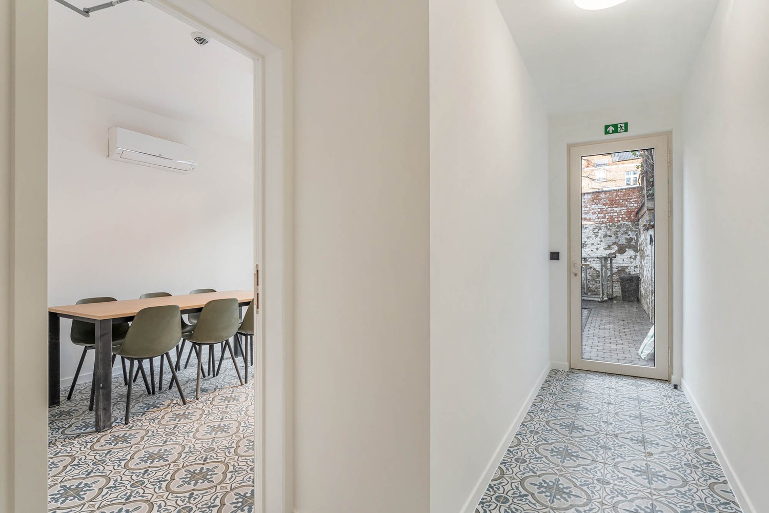 TOTAALRENOVATIE - Goed gelegen en gemeubelde studentenkamer met eigen sanitair (wc, douche &amp; wastafel)! - foto 3