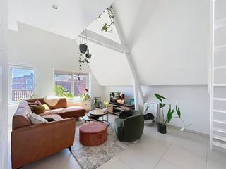 Wonen in het hart van Brugge betekent elke dag genieten van charme, rust en een uitstekende bereikbaarheid. Dit lichtrijke appartement in Brugge combineert ruimte met een unieke ligging in het historische centrum, waardoor dit appartement een bijzonder aanbod is binnen het huidige vastgoedaanbod in Brugge. Ideaal voor wie comfortabel wil huren en op zoek is naar kwalitatief vastgoed.Indeling:- Ruime en lichtrijke leefruimte met aangename lichtinval- Volledig ingerichte keuken aansluitend op de leefruimte- Badkamer voorzien van twee wastafels en een inloopdouche- Aparte berging met aansluiting voor een wasmachine- 3 Slaapkamers (12m² - 9m² - 25m²)- Zonnig terras- Mezzanine die perfect kan dienen als bureauruimteAlgemeen:- Geen lift- Huurprijs: €990,00/maand- Beschikbaar vanaf: 01/07/2026- Gunstig EPCDe snelste manier om een bezoek te brengen aan deze woning? Vraag je bezoek aan via de roze knop op onze website (www.dewaele.com) en je wordt gecontacteerd door onze verhuurexpert.EPC: 139 kWh/m²EPC: 147.0 kWh/m²