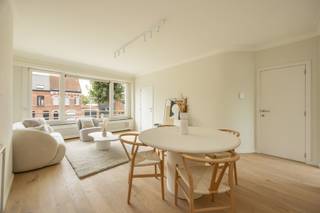 Recent gerenoveerd duplexappartement met drie slaapkamers nabij het centrum van Herentals!<br /><br />Nabij het centrum van Herentals bevindt zich dit gerenoveerde duplexappartement, gelegen op de eerste en tweede verdieping van een kleinschalig gebouw met slechts twee wooneenheden.<br /><br />Het appartement werd in 2026 gerenoveerd met kwalitatieve materialen. Dankzij het energiegunstige EPC-label B combineert dit appartement wooncomfort met een gunstige energie-efficiëntie.<br /><br />Op de eerste verdieping bevindt zich de ruime woonkamer met aansluitend de keuken. Verder beschikt deze verdieping over een badkamer voorzien van een moderne inloopdouche met regendouchekop, een lavabo en een toilet en een praktische berging.<br /><br />De tweede verdieping vormt het slaapgedeelte van het duplexappartement en omvat drie slaapkamers. Een eerste slaapkamer van 17m² met aansluitend een dressing, een tweede slaapkamer van 10m² en een derde slaapkamer van 9m². <br /><br />Belangrijkste troeven:<br /><br />- EPC-label B (116)<br />- Ruime privatieve kelderberging mee inbegrepen <br />- Kleinschalig gebouw met slechts 2 wooneenheden<br />- Gunstige locatie nabij het centrum van Herentals<br />- Goede bereikbaarheid met wagen en openbaar vervoer<br /><br />104m² bewoonbare oppervlakte (cfr EPC).<br /><br />Wenst u een bezoek of meer informatie? Dan kan u ons steeds contacteren via info@dvarealestate.be of via 03/297.00.00.