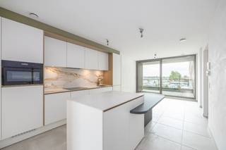Recent opgeleverd en instapklaar nieuwbouwappartement met 2 slaapkamers, een zonnig zuidgericht terras en privatieve kelderberging in de...