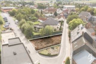 Te koop: Sompelplein Oudenaarde<br /><br />Mooie gelegen perceel met een totale oppervlakte van 270 m2.<br /><br />- Geen overstromingsgebied, A-label.<br />- Dichtbij de N8 en centrum Oudenaarde.<br /><br />Bijkomende info kan opgevraagd worden is beschikbaar op aanvraag bij Ruben Achtergaele via ruben@cornelis-goeman.be<br />Verdere afmeting in deze advertentie zijn informatief en niet bindend.