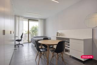 Deze instapklare studio te koop, gelegen in de Regatta wijk op Linkeroever, heeft alles wat u nodig heeft. Dankzij de topligging is er een vlotte bereikbaarheid van en naar de stad. Dit heeft het appartement te danken aan de nabijheid van openbaar vervoer en invalswegen. De studio werd met zorg en smaak afgewerkt, wat meteen zorgt voor een aangename en moderne uitstraling. De ruimte bestaat uit een lichtrijke leef- en slaapruimte, een praktische badkamer uitgerust met lavabo, douche, toilet en aansluiting voor een wasmachine. De studio wordt bovendien aangeboden met de mogelijkheid om roerende goederen over te nemen, wat het geheel extra interessant maakt voor wie meteen wil intrekken of verhuren. Het gebouw zelf biedt tal van faciliteiten, waaronder een fitnessruimte, wasserette, polyvalente ruimte en een fietsenberging. Dankzij het gunstig EPC-label A en de zeer lage gemeenschappelijke kosten is dit niet alleen een comfortabele, maar ook een energiezuinige en budgetvriendelijke keuze. Troeven: - EPC A - Instapklaar - Oostgericht terras - Lage gemeenschappelijke kosten - Ideaal als investering De AI-visualisaties zijn bedoeld als inspiratie. Er werd geen rekening gehouden met technische specificaties, stedenbouwkundige voorschriften of de concrete mogelijkheden tot realisatie. Ontdek dit op onze website www.dewaele.comDe studio wordt te koop aangeboden voor een prijs van €199.000. Heb jij interesse in deze studio? Aarzel dan niet om ons te contacteren bij vragen of om een bezoek in te plannen. Bent u geïnteresseerd in een appartement of woning te koop in Antwerpen? Aarzel dan niet om ons te contacteren. Had u graag uw eigen eigendom te koop aangeboden contacteer ons dan voor een vrijblijvende schatting, telefonisch op het nummer 03/206.76.76 of per mail naar antwerpen@dewaele.com. Ook voor alle andere vragen omtrent vastgoed, kopen of verkopen kan u steeds bij ons terecht! Bestuursmaatregelen in het maatregelenregister: nee