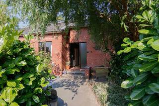 <strong><u>Interessant renovatieproject in groene omgeving op een knap perceel van bijna 12 are</u></strong><br /><br /><u><strong>Troeven : </strong></u><br />- Prachtig perceel verscholen in het groen <br />- Gelegen aan een Veldweg die aansluit aan het fietsenroutenetwerk <br />- Nu 3 slaapkamers, reeds een vaste trap naar de inrichtbare zolderverdieping voor het creëren van een extra slaapkamer én badkamer<br />- ideaal project om de handen uit de mouwen te steken en je eigen droomwoning te realiseren<br /><br /><u><strong>Locatie</strong></u> – Verscholen in het groen, op een ruim perceel van bijna 12 are, bevindt zich deze vrijstaande woning met bijzonder veel potentieel. De woning ligt in het landelijke Vliermaal, op een centrale locatie tussen Hasselt, Tongeren-Borgloon, Bilzen-Hoeselt en Diepenbeek.<br />Wie op zoek is naar rust, ruimte en de mogelijkheid om een woning volledig naar eigen smaak te vernieuwen, vindt hier een mooie basis. De Kerkveldweg sluit bovendien aan op een rustige veldweg die deel uitmaakt van het uitgebreide fietsroutenetwerk doorheen het prachtige Haspengouw.<br />De groene tuin biedt veel privacy. Na een doordachte heraanleg en snoeibeurt kan u vanaf het terras volop genieten van het uitzicht over het omliggende landschap.<br /><br /><strong><u>Indeling </u></strong>– Momenteel bevinden alle leefruimtes zich op het gelijkvloers. De centrale inkom- en nachthal geeft toegang tot de ruime woonkamer, de keuken, de cv-ruimte, de badkamer, een afzonderlijk toilet en drie slaapkamers.<br />Via een vaste trap bereikt u de zolderverdieping, die bijkomende mogelijkheden biedt om extra woonruimte te creëren. Zo kan de woning worden heringericht volgens de hedendaagse woonwensen, bijvoorbeeld met een ruime masterbedroom, dressing en badkamer op het gelijkvloers en bijkomende slaapkamers en een tweede badkamer op de verdieping.<br />Ook het samenvoegen van de woonkamer en keuken behoort tot de mogelijkheden. Hierdoor kan een ruime, open leefruimte ontstaan met een sterke verbinding naar het terras en de tuin.<br />Rondom de woning bevinden zich een terras, verschillende stallingen, een serre en een tuinhuis. Zowel de woning als de buitenruimte vragen renovatie en herinrichting, maar vormen samen een uitstekende basis voor een bijzonder aangename gezinswoning.<br /><br /><strong>Een interessant renovatieproject voor wie ruimte, groen en een rustige ligging wil combineren met de vrijheid om een woning volledig naar eigen inzicht vorm te geven.</strong><br /><br />Interesse gewekt ? Laat je gegevens achter en kom samen met Koen deze interessante woning ontdekken! <br /> <br /><br /><br /><br /><br /><br /><br />