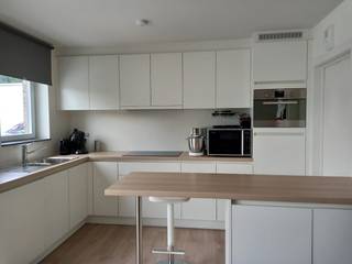 RECENT EN DEGELIJK AFGEWERKT APPARTEMENT met 35m² TERRAS en 20m² GARAGE
Dit appartement is onmiddellijk beschikbaar, dus ideaal voor snelle beslissers die de regio goed kennen. Mooi aanbod in Residentie Ravennest te Bonheiden, met slechts 8 appartementen. Aangenaam en comfortabel wonen in een groene omgeving, nabij het Kasteel van Zellaer.
Kwalitatief en stijlvol appartement op 1e verdiep, met een bewoonbare oppervlakte van 90m² en veel lichtinval: 2 slaapkamers, badkamer, apart toilet, ruime berging, grote open living met keuken & kookeiland, en groot, zuidgericht terras (35m²) met open zicht.
Maandelijkse huurprijs voor dit recent appartement met groot zuidgericht terras, groene omgeving en bijhorende ondergrondse staanplaats (incl. fietsenstalling): 1.170 EUR/maand, excl. maandelijkse vaste kosten (ca. 80 EUR/maand). Rechtstreekse verhuur, zonder makelaar.
Appartement:
- Grote open leefplaats met keuken (43m²) aan terras. Keuken helemaal ingericht en met ook groot keukeneiland (hyper geïnstalleerd)
- Terras van 35m², volledig aangelegd met natuursteen tegels
- Twee ruime slaapkamers (15m² en 11,5m²), met mooie ramen tot aan de grond
- Goed ingedeelde badkamer met bad + douche, stijlvol badkamermeubel met 2 lavabo’s en ook spiegelkast
- Handige berging aan keuken (4m²), met alle voorzieningen en aansluitingen (voor wasmachine en droogkast) incl. extra spoelbak
- Apart toilet met lavabo en accessoires
- Eiken laminaat in open keuken, living, slaapkamers en hal
- Volledig afgewerkt met LED-verlichting (binnen & buiten) en accessoires
- Totale bewoonbare oppervlakte van 90m²
- Zeer gunstig EPC-label A: E-peil E34 en energiescore van 52,44 kWh/m² – A label: zeer energiezuinig, lage energiekosten.
Garage (staanplaatsen/berging):
- Extra grote staanplaats van 760 x 270 cm, voor auto, (elektrische) fietsen en als berging (met 2 grote opbergkasten te gebruiken), samen 20m² groot.
- Ook voorzien van apart stopcontact voor elektrische fiets en met aparte verlichting.