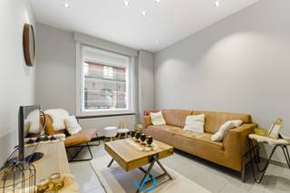 In de Waterkasteelstraat, op een boogscheut van het centrum van Ieper, ontdekken we deze instapklare woning. Dankzij de gunstige ligging sta je in enkele minuten in het hart van de stad en geniet je tegelijk van een vlotte verbinding met belangrijke invalswegen. Scholen, winkels, openbaar vervoer en allerlei voorzieningen liggen bovendien op wandelafstand.<br /><br />De woning is als volgt ingedeeld: via de inkomhal bereik je de leefruimte, die naadloos overgaat in een gezellige zitruimte. Aansluitend bevindt zich de volledig uitgeruste keuken. Verder op het gelijkvloers vinden we de badkamer met douche en lavabo, een praktische berging met apart toilet én toegang tot het charmante stadskoertje.<br /><br />Op de eerste verdieping liggen twee ruime slaapkamers, waarvan één voorzien is van ingemaakte kasten. Via de tweede slaapkamer bereik je de bovenste verdieping met nog twee kamers. Deze kunnen verder afgewerkt worden tot extra slaapkamers, een hobbyruimte of één grote zolderkamer.<br /><br />De woning beschikt over dubbele beglazing, centrale verwarming op het gelijkvloers, een vernieuwde verwarmingsketel en meer. Het huidige EPC is label E, maar met het plaatsen van drie extra radiatoren kan dit eenvoudig verbeterd worden naar label C—een kleine investering met een groot rendement.<br /><br />Ben je op zoek naar een ideale starterswoning of een interessante investering? Dan is dit jouw kans. Contacteer ons vandaag nog voor een bezoek!