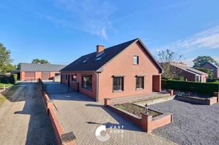Mooi gelegen gezinswoning met werkhuis van 300 m² <br /><br />Wonen met ruimte voor grote plannen! Aan de Binnenstraat 11 in Hechtel vindt u deze woning met een indrukwekkend werkhuis van 300 m², op een perceel van 1.296 m². De woning wordt verwarmd op gas en het werkhuis met hete luchtblazers. Een mooie kans voor wie wonen wil combineren met ruimte voor hobby’s, opslag of een eigen werkplek. Het werkhuis bevat een Kelder met goederenlift, een zolder voor berging en 2 grote sectionaal poorten. <br /><br />De indeling is als volgt:<br /><br />WERKHUIS:<br /><br />KELDER<br />- Werkplaats voor machines <br />- Goederenlift <br /><br />GELIJKVLOERS: <br />- Grote werkruimte met hoge plafonds, installaties voor cv en elektra. <br />- Aparte garage links <br /><br />BERGZOLDER<br />- Berging<br /><br />WONING:<br /><br />GELIJKVLOERS:<br />- Inkom<br />- Woonkamer<br />- Keuken<br />- Hal<br />- Wasplaats<br />- Garage<br />- Badkamer<br />- Slaapkamers 1-2-3<br />- WC<br /><br />VERDIEPING:<br />- Grote open ruimtes (vroegere showroom)<br />- Toilet <br />- Bureel<br />- Berging<br /><br />Belangrijke troeven van deze woning:<br />+ Groot werkhuis met bouwvergunning<br />+ Verwarming op gas <br />+ Veel verschillende mogelijkheden <br />+ Direct bewoonbaar <br />+ Verstevigde inrit voor zwaar vervoer<br />+ woning heeft kruipkelder en kelder