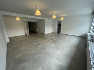 Dit ruime gelijkvloers appartement met 3 slaapkamers en grote ondergrondse kelder is ideaal gelegen: midden in de stad, maar toch erg rustig...
