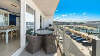 Uitzonderlijk groot appartement van 132 m² met maar liefst 3 slaapkamers, 2 badkamers en een ongelooflijk mooi uitzicht over de jachthaven van Zeebrugge. Een prachtig appartement dat uitblinkt op gebied van ruimte en comfort. Aan de voorzijde geniet u van een breed zonneterras dat uitkijkt op de zeilboten van Zeebrugge. Een absolute toplocatie met een fenomenaal uitzicht.<br /><br />Het appartement heeft 10 meter façade met ramen over de volledige breedte. De oriëntatie is perfect. Zowel het terras als de leefruimte zijn volledig zuidwest georiënteerd waardoor u vanaf de middag volop kunt genieten van de zon. Achteraan het appartement is er nog een knus terras waar u kunt genieten van de ochtendzon. <br /><br />Het gebouw dateert van 2022 en is volledig conform met de hedendaagse normen.<br />Zo profiteert u van een energielabel A en een volledig conforme elektriciteitskeuring. <br /><br />Indeling: Inkomhal met ingebouwde vestiaire, imposante woonkamer die naadloos aansluit op het zonneterras, een moderne en volledig uitgeruste leefkeuken, 2 grote bergingen, 2 aparte toiletten, 2 badkamers en 3 slaapkamers. Terras vooraan en achteraan.<br />Mogelijkheid tot het aankopen van een DUBBELE GARAGE in het gebouw, en dit vlakbij de lift.<br /><br />Een uniek aanbod op gebied van ruimte, kwaliteit en energiezuinigheid.<br />Verkoop onder registratierechten.<br /><br />Meer informatie of een vrijblijvend bezoek?<br />Contacteer Sacha Vanrafelghem op GSM 0487/43.79.10.