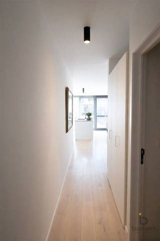 <p><span>MODERN & COMFORTABEL WONEN NABIJ HET CENTRUM MIDDEN IN HET GROENE DOMEIN DE BOS!</span></p><p><span>Genieten van absolute rust en toch alles binnen handbereik hebben? Dat kan in dit hoogwaardig afgewerkte appartement, gelegen in de jonge verkaveling 'Domein De Bos'. Dit prestigieuze project, genaamd 'Amber Park', bevindt zich op loopafstand van de dorpskern van Heist-op-den-Berg en wordt omringd door een parkachtige, groene setting. De glaspartijen van vloer tot plafond trekken het daglicht rijkelijk naar binnen en versterken het open lichte karakter van de woning, dat extra cachet krijgt door de sfeervolle parketvloer. </span></p><p><span>Met de lift gaat u naar de eerste etage, waar u via de hal met gastentoilet binnenstapt. De indeling biedt een master bedroom, een volwaardige tweede slaapkamer en een hedendaagse badkamer die compleet is ingericht met een ligbad, een ruime douche, een handdoekdroger en een dubbel lavabomeubel. De centrale leefruimte staat in open verbinding met de moderne keuken die van alle gemakken en inbouwkasten is voorzien. De aangrenzende berging doet tevens dienst als praktische wasplaats. Via het brede schuifraam wandelt u zo het gezellige terras op, waar u uitkijkt over de aangelegde tuinen. </span></p><p><span>Dit instapklare verblijf is met een indrukwekkend E-peil van E2 uitermate energiezuinig en voorzien van zonnepanelen en een performante ventilatie. Ook aan modern comfort is gedacht met de nodige pré-voorzieningen voor airconditioning en een innovatieve Bringme-pakketbox. Verder beschikt het gebouw over een gedeelde fietsenstalling en ligt de supermarkt praktisch in uw achtertuin. Een ondergrondse parkeerplaats (+25.000€) en een private kelderberging (+5.000€) dienen verplicht bij aangekocht te worden. </span></p><p><span>Voor wie een slimme vastgoedinvestering zoekt, vormt dit project een zeldzame kans: in totaal worden er binnen dit complex vier instapklare eenheden verkocht (twee appartementen op de eerste verdieping en twee duplex-penthouses). Alle units zijn reeds standvastig verhuurd, waardoor u vanaf dag één verzekerd bent van een stabiele opbrengst.</span></p><p><span>Laat deze unieke kans niet aan u voorbijgaan en contacteer ons snel voor verdere details of een persoonlijke rondleiding!</span></p>