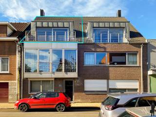 <strong>Duplex</strong> appartement op de tweede verdieping in het <strong>centrum van Essen</strong>, <span>dichtbij winkels, scholen, station en openbaar vervoer!<br /><br /><strong>Huurprijs: 750 Euro per maand</strong><br /><strong>+ 45 euro gemeenschappelijke kosten</strong><br /><strong>Huurwaarborg = 3 maanden huur</strong><br /><br /><br />Dit appartement is op het gelijkvloers voorzien van:<br />- Een inkom<br />- Een apart toilet met handenwasser<br />- Een leefruimte met <strong>toegang tot het terras</strong><br />- Een lichtrijke keuken uitgerust met een combi-oven, keramische plaat, vaatwasser, koelkast en <strong>met toegang tot het tweede terras</strong><br />- Een <strong>wasplaats/berging</strong><br /><br />De verdieping is voorzien van:<br />- Een slaapkamer met <strong>airco</strong><br />- Een badkamer met douche en lavabo<br /><br />Algemeen:<br />- Een <strong>elektrisch zonnescherm</strong><br />- Airco in de slaapkamer<br />- Ventilatie<br />- <strong>Gemeenschappelijke kosten: 45 euro per maand</strong><br />- Beschikbaar in overleg met de huurster<strong><br /></strong><br /></span>
