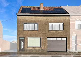 <p><span>Instapklare woning met ruime garage en tuin op centrale ligging.</span></p><p><span> </span></p><p><span>De woning is ingedeeld als volgt:</span></p><p><span> </span></p><p><span>Gelijkvloers: </span></p><p><span>Inkomhal, gezellige leefruimte, aparte, kwalitatieve, recente keuken, berging aanpalend aan de keuken, apart toilet, badkamer met douche, lavabo en aansluiting wasmachine.</span></p><p><span>Ruime, inpandige garage met doorgang naar de tuin, de grote zolder bovenop de garage kan als extra stockageruimte gebruikt worden.</span></p><p><span>Ruime tuinberging palend aan de woning.</span></p><p><span> </span></p><p><span>1ste verdieping:</span></p><p><span>Doorloopkamer met aanpalend slaapkamer aan de achterzijde van de woning, kinderkamer en master bedroom. </span></p><p><span>Verschillende mogelijkheden tot herindelen van de kamers of creëren van extra kamers.</span></p><p><span> </span></p><p><span>Tuin:</span></p><p><span>Gezellig afgesloten tuin met verschillende terrassen, moestuin, siervijvertje,...</span></p><p><span>De extra tuinberging is zeker ook een pluspunt.</span></p><p><span>Achteraan biedt zich de mogelijkheid om uitweg te nemen, momenteel niet in gebruik.</span></p><p><span> </span></p><p><span>Troeven:</span></p><p><span>Geen renovatieplicht - label C!</span></p><p><span>13 zonnepanelen</span></p><p><span>Toegankelijke ligging!</span></p>