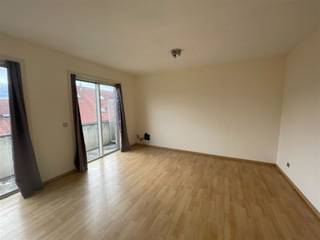 <p><span>Mooie studio gelegen in centrum Kortrijk. Living in laminaat met open ingerichte keukenblok, zonneterras, vestiaire, badkamer. epc 204 kWh/m² uc 2949309. Alg. onkosten + voorschot water 50 euro/maand op afrekening. Vrij op 01/11/2026 Voor verdere info of bezoek, bel 056.21.58.00 of www.immo-lvb.be, naar pand gaan en online afspraak inboeken.</span></p>