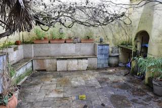 <p><span>Rijwoning met 3 à 4 slaapkamers, koer en dakterras op de grens Borgerhout - Zurenborg.</span></p><p><span>Je bent op wandel- en fietsafstand van het Centraal Station, Zurenborg en het stadscentrum liggen een zucht verder.</span></p><p><span>Openbaar vervoer op enkele honderden meter, met de auto in een wip op singel en ring.</span></p><p><span>INDELING:</span></p><p><span>We komen deze woning binnen in de inkomhal met apart toilet. Naadloos komen we in de open, ruime en geïnstalleerde keuken. De leefruimte en salon met houten vloer, vervolledigen deze ruimte die nog groter lijkt door de grote schuifdeur die ons op de betegelde koer (30m²) brengt.</span></p><p><span>Vooraan de gelijkvloerse verdieping is er een aparte kamer, ideaal als bureau of speelkamer. Op de eerste verdieping hebben we vooraan een ruime slaapkamer. De dressing sluit hierop aan en via de wasplaats komen we in de betegelde badkamer met toilet, lavabo, ligbad én inloopdouche. De tweede zolderverdieping is momenteel één open ruimte, makkelijk in te delen in twee kamers indien nodig. Voorzien van een ingemaakte kast met lavabo en verwarmingsketel. Achteraan is er nog een extra terras.</span></p><p><span>De voorbouw is onderkelderd.</span></p><p><span>KWALITEITEN:</span></p><p><span>> prima ligging</span></p><p><span>> instapklaar, verbouwd in 2007</span></p><p><span>> koer en dakterras</span></p><p><span>Voor meer informatie: <span>www.immodelaet.be</span></span><span> </span></p><p><span>Interesse in GRATIS SCHATTING van uw eigendom? Contacteer ons! 03/644.00.88 – <span>info@immodelaet.be</span></span><span> </span></p><p><span> </span></p>