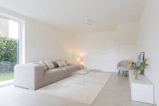 Hectaar realiseert vijf energiezuinige en praktisch ingerichte nieuwbouwwoningen op de scheiding van de Hoekstraat en de Ossegemstraat te Meise.<br />Deze woningen genieten van een zeer centrale ligging met een makkelijke verbinding naar invalswegen, winkels en scholen. Ideaal voor wie comfortabel wil wonen met alle voorzieningen binnen handbereik.<br /><br />Bij elke woning krijgt de koper de mogelijkheid om volledig inspraak te hebben in de inrichting en afwerking. In samenwerking met onze vaste partnerleveranciers kies je zelf de materialen en afwerking volgens jouw smaak en budget – zo maak je van deze woning écht jouw thuis.<br /><br /><strong>Indeling Lot 04:</strong><br />Gelijkvloers: Inkomhal met gastentoilet en plaats voor vestiaire, ruime en lichtrijke leefruimte met open keuken (40m²) en inpandige garage (20,25m²)<br /><br />Verdieping: Nachthal met apart toilet, drie ruime slaapkamers (15,10m² - 14,28m² - 12,45m²) en een volledig badkamer uitgerust met ligbad, inloopdouche en dubbele lavabomeubel<br /><br />Zolder: Bereikbaar via zolderluik (31,93m²) – ideaal als extra opbergruimte of mogelijke uitbreiding<br /><br /><strong>Troeven van deze woningen:</strong>
<ul>
	<li>Energiezuinig en toekomstgericht wonen</li>
	<li>Voorzien van lucht/water warmtepomp, zonnepanelen en vloerverwarming</li>
	<li>Regenwaterput van 7.500 liter aangesloten op toiletten, wasmachine en buitenkraan</li>
	<li>gunstig georiënteerde percelen met optimale lichtinval</li>
</ul>
Wens je meer informatie? Contacteer ons voor bijkomende details of een afspraak op ons kantoor te Ternat.<br /><span>(Foto’s zijn referentiebeelden van voorgaande projecten)</span>