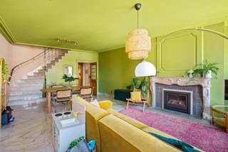 <p>Stap binnen in dit prachtige herenhuis, waar authenticiteit en elegantie elkaar vinden. Achter de statige, neoclassicistische gevel met zachte zandsteenlook en frisse groene accenten ontdek je een woning die tot in de puntjes is onderhouden en klaar is voor een nieuw verhaal. Op de eerste verdieping wacht een ruime, lichtrijke woonkamer, badend in zonlicht dankzij de grote ramen aan de voorzijde. Hier vind je de perfecte balans tussen grandeur en gezelligheid, een plek waar marmeren vloeren en muurbekleding samen een luxueuze, tijdloze sfeer creëren. De keuken grenst aan de kleine maar knusse stadstuin, ideaal voor een zomerse lunch, een ochtendkoffie of een rustig aperitiefmoment. De woning beschikt over twee volwaardige slaapkamers, beide even stijlvol afgewerkt, en een badkamer die aansluit bij de klassieke elegantie van het huis. Extra bijzonder is de wijnruimte, perfect om je collectie te bewaren of vrienden te imponeren tijdens een proeverij. Op het gelijkvloers vind je bovendien een garage met directe toegang tot de woning. De zolder biedt nog extra mogelijkheden, van hobbyruimte tot extra kamer.<br /><br />Troeven op een rij:<br />- EPC: 201 kWh/m2<br />- Stijlvolle marmeren vloeren én wanden<br />- Lichtrijke leefruimte op de eerste verdieping<br />- Kleine maar charmante stadstuin<br />- Wijnruimte voor de liefhebber<br />- Garage en extra zolderruimte met potentieel<br />- Authentieke herenhuisstijl met perfect onderhouden gevel<br /><br />Een woning met karakter, comfort én een vleugje grandeur, midden in het centrum, maar toch met je eigen rustige plek achter de gevel.<br /><br />Zin om dit pareltje zelf te ontdekken? Bel ons, en wie weet zet jij hier straks je naam onder de bel.</p>