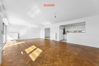 Met veel plezier stellen wij u dit zeer ruime en lichtrijke appartement voor, ideaal gelegen in het centrum van Leuven op het Albrechtplein, aan de Naamsestraat. Met 130 m² bewoonbare oppervlakte combineert het ruimte, comfort en uitzonderlijke energiezuinigheid (EPC A). Via de royale inkomhal met ingebouwde vestiaire kast en apart gastentoilet, komt u in de open leefruimte met grote raampartijen en aansluitende keuken. Er wordt momenteel een volledig nieuwe keuken geplaatst, waarvan u de render afgebeeld ziet. Verder worden er ook nieuwe gordijnen en lichtarmaturen, en een nieuwe douche voorzien. Het westgerichte terras met zonneluifel vormt een heerlijke buitenplek om van de middag- en avondzon te genieten. Het appartement beschikt verder over twee volwaardige slaapkamers, een ruime berging/wasruimte en een badkamer met dubbele wastafel, ligbad, douche en een tweede toilet. Er is airco aanwezig en er zijn overal zonnescreens voorzien. Extra opbergruimte vindt u in de privatieve kelderberging. Optioneel kan een grote afgesloten garagebox gehuurd worden aan €185/maand. De huurprijs voor het appartement bedraagt €1.450 per maand; de gemeenschappelijke kosten zijn €150/maand, inclusief het onderhoud van airco en gasketel. De nutsvoorzieningen worden afgesloten op eigen naam. Het appartement is onmiddellijk beschikbaar. Kortom: een ideale thuisbasis in hartje Leuven. Contacteer ons voor meer info of een bezoek via info@homies.be of 016 22 82 22!