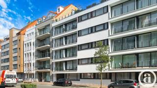 Uniek dakappartement met één slaapkamer en een groot zonneterras, gelegen op de Leopoldlaan te Knokke, dit op 300 meter wandelen van de Zeedijk.<br />De voorgevel van het gebouw werd zopas volledig vernieuwd, alsook de terrassen en de lift. <br /><br />Indeling: inkomhal met inbouwkasten, halfopen keuken, ruime living met eetplaats en salon, 3 grote raampartijen die uitgeven op het westgerichte terras. Hier geniet u de ganse middag en avond van de zon. Badkamer met lavabo, toilet en douche. <br />Er is airco aanwezig alsook zonnecreens in de living en in de slaapkamer. <br />De lift gaat volledig tot de bovenste verdieping. Private kelder inbegrepen, mogelijkheid tot aankoop van een extra zeer ruime kelder. Fietsenberging op het gelijkvloers in het gebouw. <br />Mogelijkheid tot aankoop van een goede autostaanplaats in het gebouw aan €85 000.