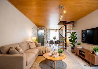 Op zoek naar een instapklare halfopen woning op een bijzonder rustige en aangename locatie in Beveren-Leie? Dan is dit precies wat je zoekt!<br />Deze woning is ideaal voor wie zorgeloos wil verhuizen naar een nieuwe thuis, zonder renovatieverplichting.<br /><br />TROEVEN:<br />* EPC D – geen renovatieverplichting<br />* Zonnepanelen<br />* Garage met achteruitweg<br />* 3 slaapkamers<br />* Rustige locatie<br />* halfopen bebouwing<br /><br />INDELING:<br />Je betreedt de woning via de inkomhal die toegang geeft tot de lichtrijke leefruimte. Aansluitend bevindt zich de keuken voorzien van alle courante toestellen. <br />Op het gelijkvloers bevindt zich verder nog een apart toilet en de ruime badkamer.<br />Op de eerste verdieping bevinden zicht twee ruime slaapkamers en een apart toilet. Via de tweede slaapkamer kan je via de vaste trap naar de derde slaapkamer. <br />De woning beschikt bovendien over een aangename zongerichte tuin. <br /><br />De garage vormt een extra troef en biedt voldoende ruimte voor een wagen en extra opslag. <br /><br />Klaar om deze woning te ontdekken? Plan snel je bezoek in en laat je verrassen door de rust, ruimte en mogelijkheden die deze topper te bieden heeft!<br /><br />REF.: LS/26045/TK<br />UC: 20251024-0003697042-RES-1