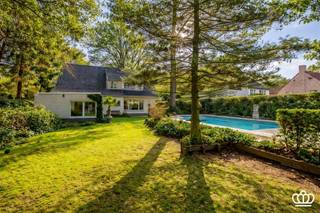 <p><span>Mooi gelegen karaktervolle woning nabij het centrum van Kapellen met o.a. ruime leefruimte, ingerichte leefkeuken, veranda, inpandige garage, 5 slaapkamers en een ingerichte badkamer op een perceel van 1.028 m². </span></p><p><span> </span></p><p><span>INDELING</span></p><p><span> </span></p><p><span>Gelijkvloers</span></p><p><span>Ruime inkomhal op tegelvloer met achteraan een bergruimte gebruikt als vestiaire en een gastentoilet met handenwasser.  Via een eiken deur komt u in de lichtrijke leefruimte op parketvloer onderverdeeld in zitgedeelte met inbouwcassette en eetgedeelte.</span></p><p><span>Aansluitend ingerichte leefkeuken met vinyl vloerbedekking op tegelvloer. De keuken is voorzien van  dubbele spoelbak, keramische kookplaat, ingebouwde friteuse, vaatwasmachine (Miele), oven,  bordenwarmer (Scholtes), warmwaterboiler, ingebouwde koelkast en ingebouwde vriezer.  Verder is er nog een verwarmde veranda op tegelvloer.  Via de keuken heeft men toegang tot de dubbel inpandige garage op tegelvloer met automatische toegangspoort en voorziening voor wasmachine en droogkast. </span></p><p><span> </span></p><p><span>Eerste</span><span> </span><span>verdieping</span></p><p><span>Via een houten trap in de inkomhal komt men op de eerste verdieping met een ruime polyvalente ruimte met vide die als extra slaapkamer kan fungeren. Verder bevinden er zich nog 4 slaapkamers en een ingerichte badkamer op tegelvloer voorzien van een ruim ligbad, douche, toilet en dubbele lavabo. De gehele verdieping, uitgezonderd de badkamer is op parketvloer.</span></p><p><span> </span></p><p><span>Tuin</span></p><p><span>Via een oprit met parkeerplaats voor meerdere wagens bereikt u de karaktervolle vrijstaande woning. Achteraan de woning ligt een ruime tuin met voldoende privacy. Er is een verwarmd zwembad met rolluik aanwezig en een technische ruimte met warmtepomp.</span></p><p><span> </span></p><p><span>Bijzonderheden</span></p><p><span>-Gegeerde locatie; rustig doch centraal gelegen nabij winkels, scholen,..</span></p><p><span>-Verwarmd buitenzwembad</span></p><p><span>-Overal eiken deuren</span></p>