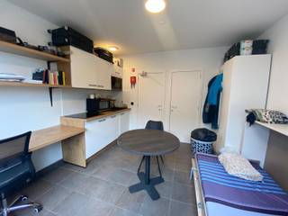 <span><strong>**Studeren in dé Tiensestraat te Leuven**</strong></span><br /><br />Studio gelegen in de Tiensestraat 127 en dit op de vierde verdieping van het gebouw aan de achterzijde. Deze bemeubelde en gerenoveerde unit is instapklaar en omvat het volgende: uitklapbaar bed, privatieve badkamer en kitchenette, kleerkast, bureau en bureaustoel. Verder is er een inpandige fietsenberging. Deze unit is op heden verhuurd!<br /><br />Rent: 730€/month AC2024-2025 - AC 2025-2026: Rent: 745€/month <br />Costs: 100€ water, heating and electricity. Internet private.<br /><br /><span><strong>Meer informatie of een bezoek ter plaatse? Dat kan! Contacteer onze Expert Investeringsvastgoed Jacky 0495 53 46 49 of jacky@connect-immo.be</strong></span>