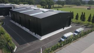 D'une superficie de 175 m², cet entrepôt moderne (construit en 2018) est idéal pour diverses activités commerciales ou logistiques. L'unité est facilement accessible par une grande porte sectionnelle (4 mètres de large et 6 mètres de haut), qui garantit une entrée et une sortie fluides des marchandises. Dimensions 11 mètres sur 16. Le point le plus bas de l'entrepôt est de 8,20 mètres et le point le plus élevé au milieu est de 9,30 mètres. De plus, l'entrepôt dispose d'une porte coupe-feu séparée pour une sécurité optimale.<br /><br />L'espace est entièrement équipé avec toutes les commodités nécessaires, notamment :<br />- Raccordement à l'eau et à l'électricité.<br />- Un système d'alarme professionnel<br /><br />L'emplacement stratégique à proximité du centre de Wuustwezel et l'état moderne du bâtiment font de cet entrepôt une trouvaille rare dans la région.<br /><br />Vous recherchez un espace qui soutient la croissance de votre entreprise ? Veuillez nous contacter rapidement pour plus d'informations ou pour planifier une visite via leen.van.bavel@dewaele.com ou 0468 320 677<br /><br />(re) Acheter ou (re) louer dans la région de Wuustwezel, Brecht, Hoogstraten ou Malle ? Si vous avez des questions, vous pouvez toujours nous contacter !<br />Dewaele Vastgoed avec des conseils.<br /><br />Ces visualisations basées sur l'IA sont destinées à inspirer. Les spécifications techniques, les réglementations d'urbanisme ou les possibilités concrètes de réalisation n'ont pas été prises en compte.