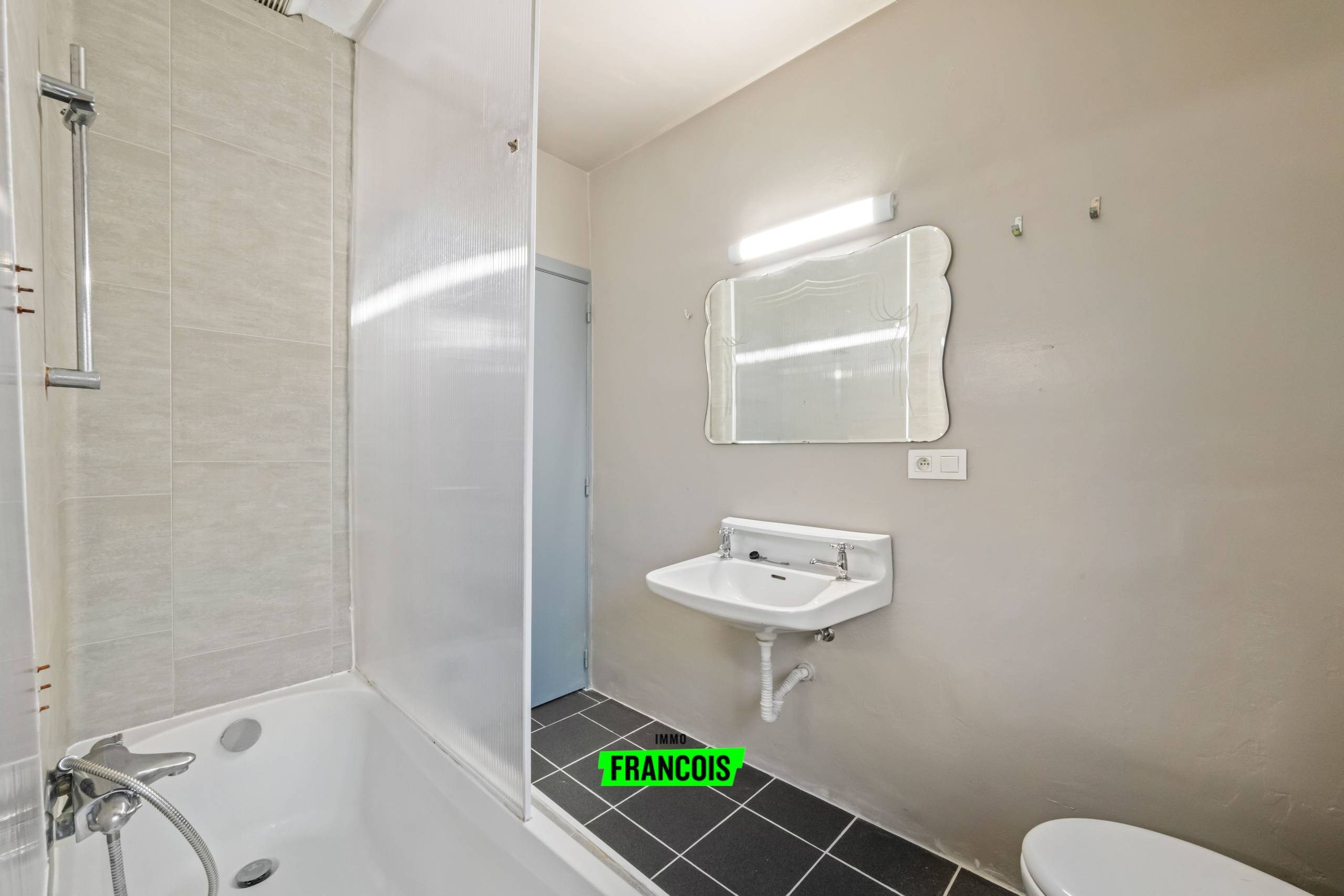 Charmante halfopen woning met ruime tuin in rustige wijk te Oostende! - foto 4