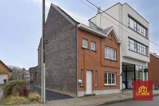 Centraal gelegen, energiezuinige woning nabij winkels, supermarkten en met vlotte verbinding naar de E40.De woning omvat een inkomhal, een...