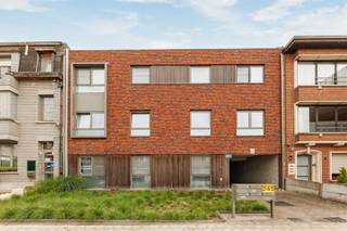 <p><span>Cet appartement à vendre, en parfait état, bénéficie d'un emplacement central à Burcht. Vous profiterez d'une excellente accessibilité, avec des commerces, des écoles et des infrastructures sportives et de loisirs accessibles à pied.<br /><br />L'appartement dispose d'une surface utile de </span><span>XXXXXX m²</span><span> (cf. PEB) et, attenante à la belle pièce à vivre lumineuse, vous pourrez profiter d'une terrasse spacieuse, ensoleillée et calme.<br />Les chambres sont équipées d'armoires sur mesure de qualité.<br /><br />Vous bénéficiez également d'une place de parking privée, d'un local à vélos séparé et d'un local à poubelles.<br />Les panneaux solaires privés contribuent <br /><br /></span></p><p><span>Agencement</span><span>:</span></p><p><span>- hall d'entrée </span></p><p><span>- salon spacieux et lumineux </span></p><p><span>- cuisine entièrement équipée<br /><br />- débarras</span></p><p><span>- terrasse ensoleillée et calme</span></p><p><span>- toilettes séparées </span></p><p><span>- première chambre avec placards intégrés</span></p><p><span>- deuxième chambre, actuellement aménagée en dressing</span></p><p><span>- salle de bains avec baignoire, douche séparée et lavabo </span></p><p><span>- place de parking privative, local à vélos séparé et local à poubelles</span></p><p><span>Atouts</span></p><p><span>- Récente et économe en énergie</span></p><p><span>- Panneaux solaires privés<br />- Tout le confort &amp;, finitions soignées</span></p><p><span>- </span><span>Label EPC ?????</span></p><p><span>Vous êtes intéressé par un appartement prêt à emménager à vendre à Burcht, vous recherchez un autre bien immobilier, un investissement ou vous souhaitez connaître la valeur de votre propriété ? Alors vous êtes à la bonne adresse chez BOLT Immo ! Nous serons ravis de vous aider.</span></p><p><span> </span></p>